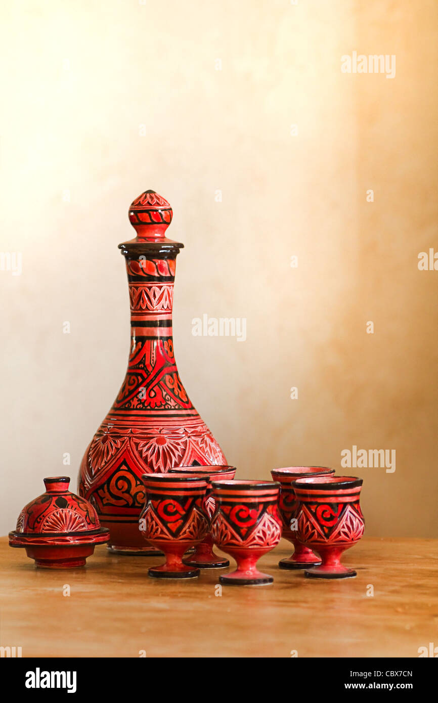 La nature morte sur table avec décorées - poterie marocaine et verticale de la dette peu profondes de champ Banque D'Images