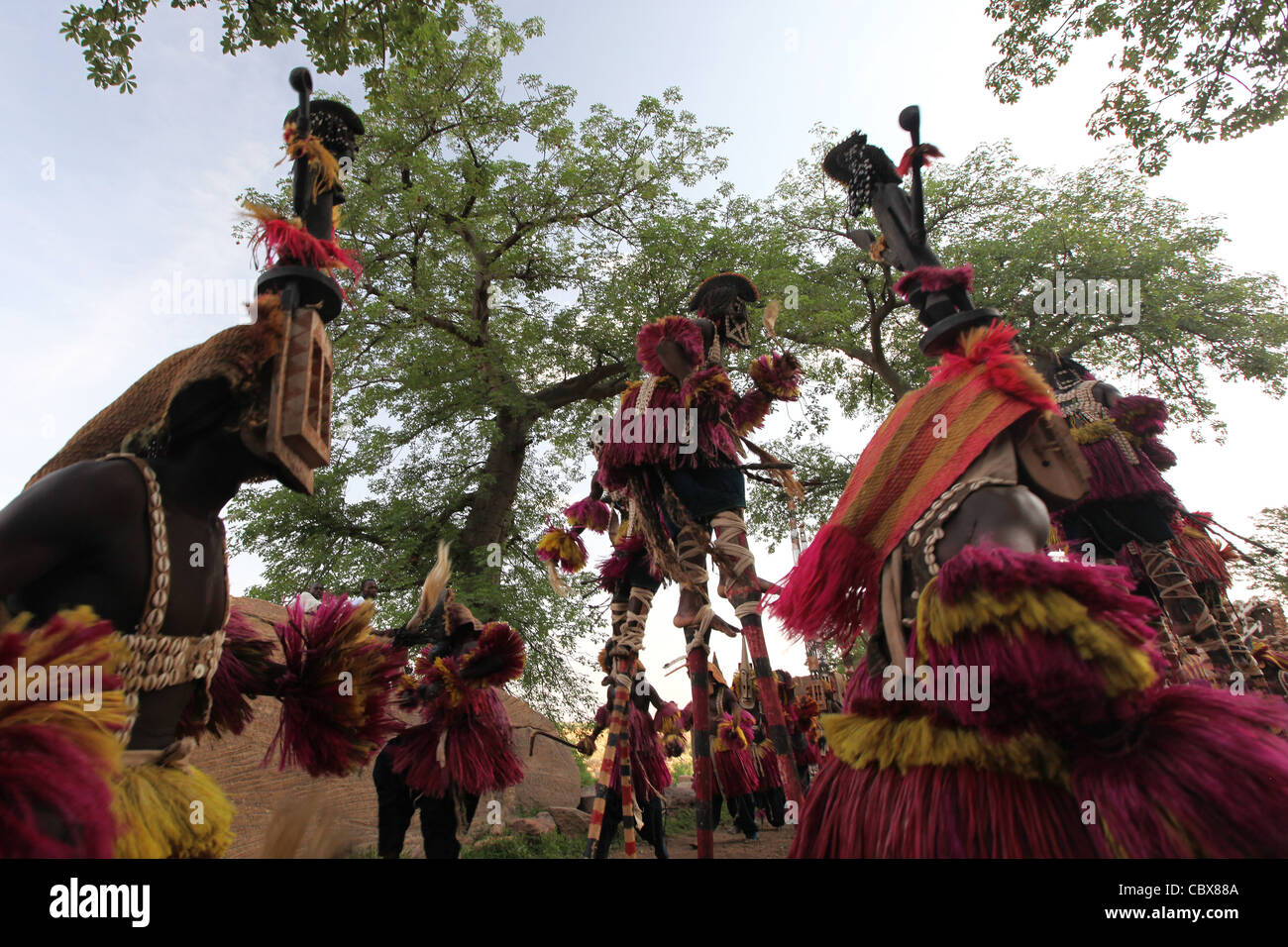 Les danseurs des masques dogons, au pays dogon, Mali, Afrique de l'Ouest Banque D'Images