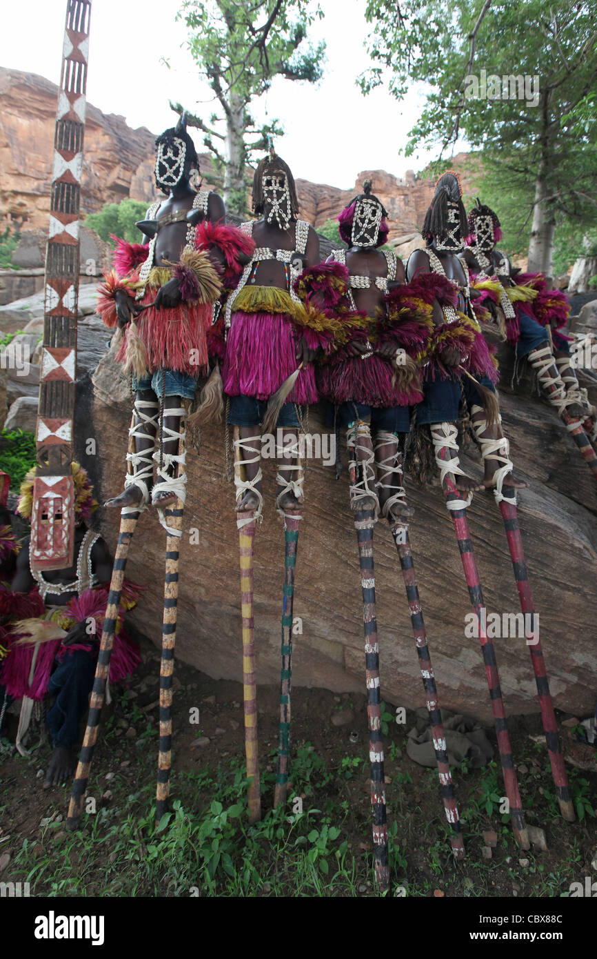 Danseurs Dogons, au pays dogon, Mali, Afrique de l'Ouest Banque D'Images