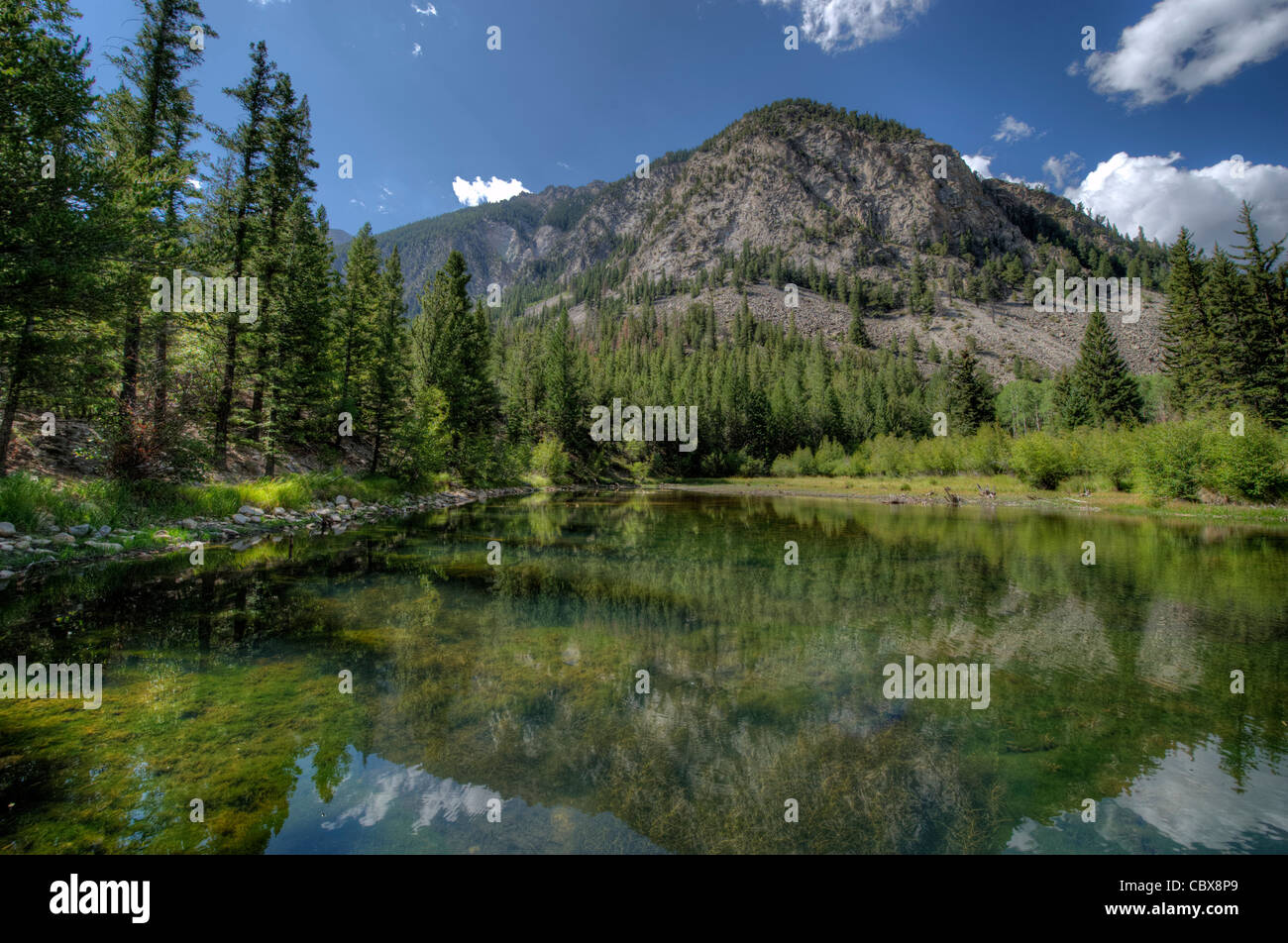 Un petit lac sans nom au 9 000 mètres à côté de la route de comté 162 dans Chaffee Comté (Colorado). Banque D'Images