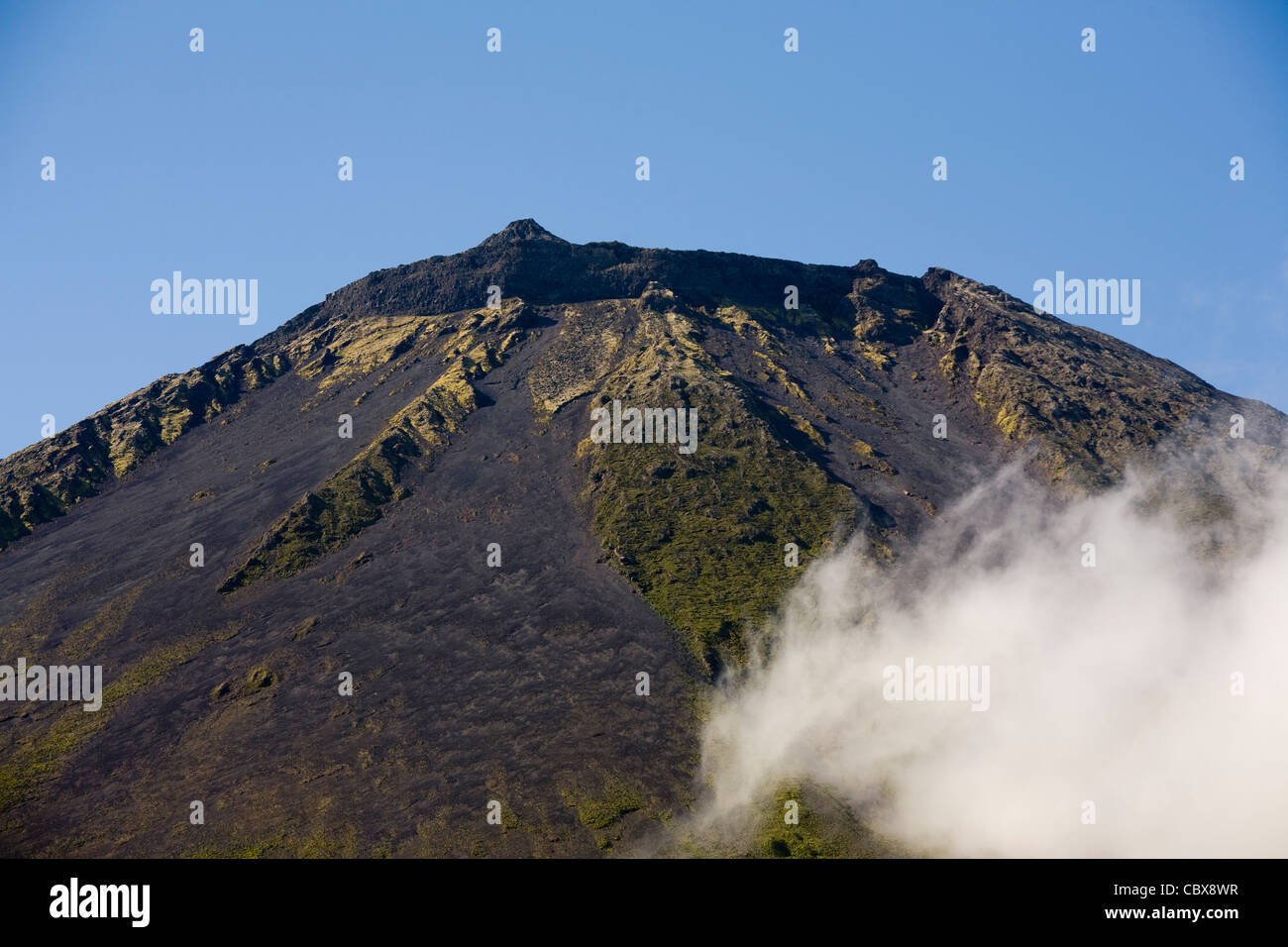 La montagne Pico à travers la brume sur l'île de Pico, Açores Banque D'Images