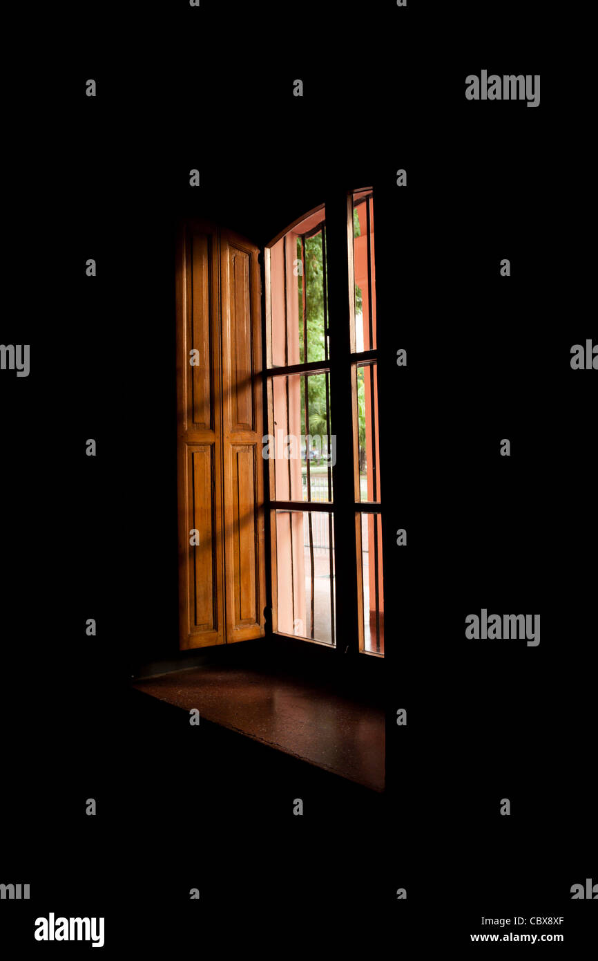 Sunshine se propager dans le cadre en bois, fenêtre en verre de style colonial, l'atmosphère d'une chambre noire, température Banque D'Images