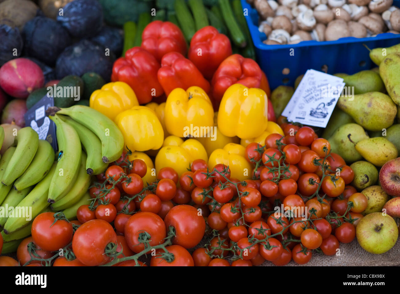 Stall vendant des produits bio au marché de rue hebdomadaire à Hay-on-Wye Powys Pays de Galles UK Banque D'Images