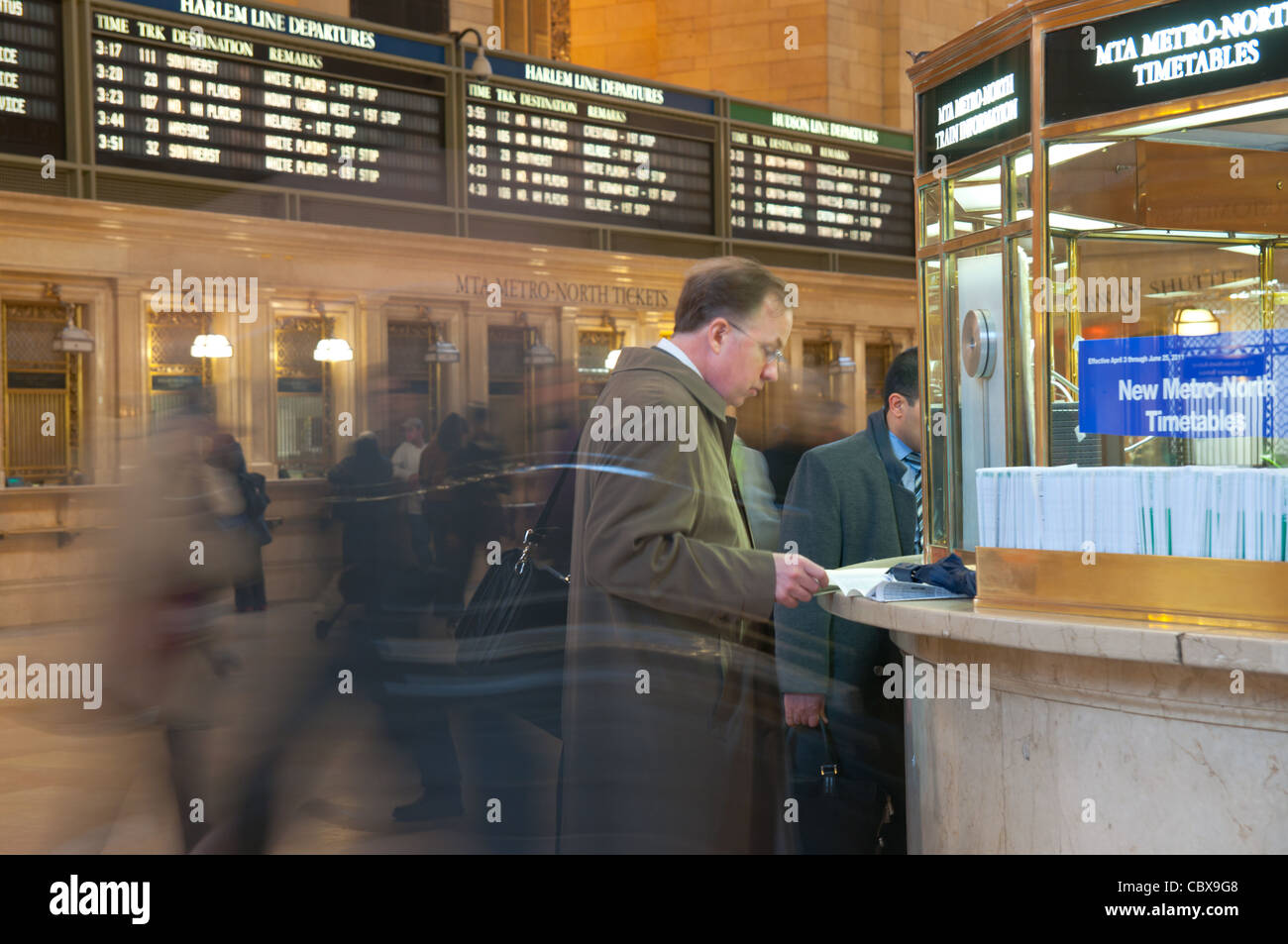 Les personnes qui s'estompent rapidement dans Grand Central Terminal de Manhattan, New York City Banque D'Images