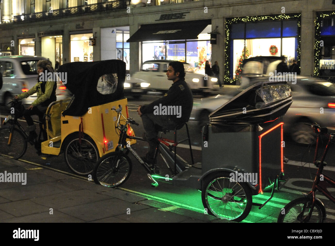 Rickshaw taxis garés devant Hamleys sur Regent Street, London, UK. Banque D'Images