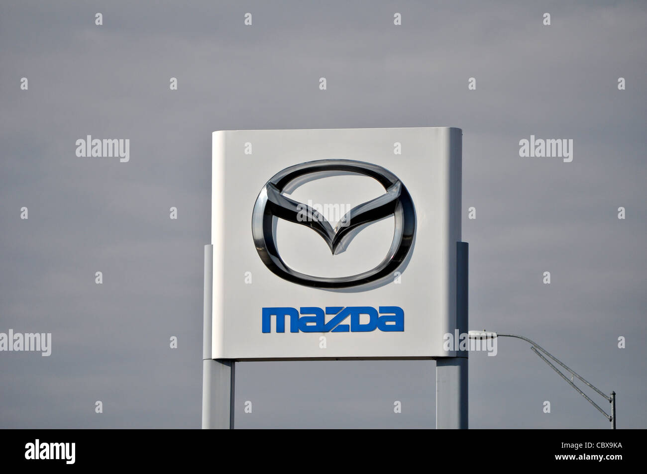 Logo Mazda signe et l'affichage à l'extérieur le 23 décembre 2011. Banque D'Images