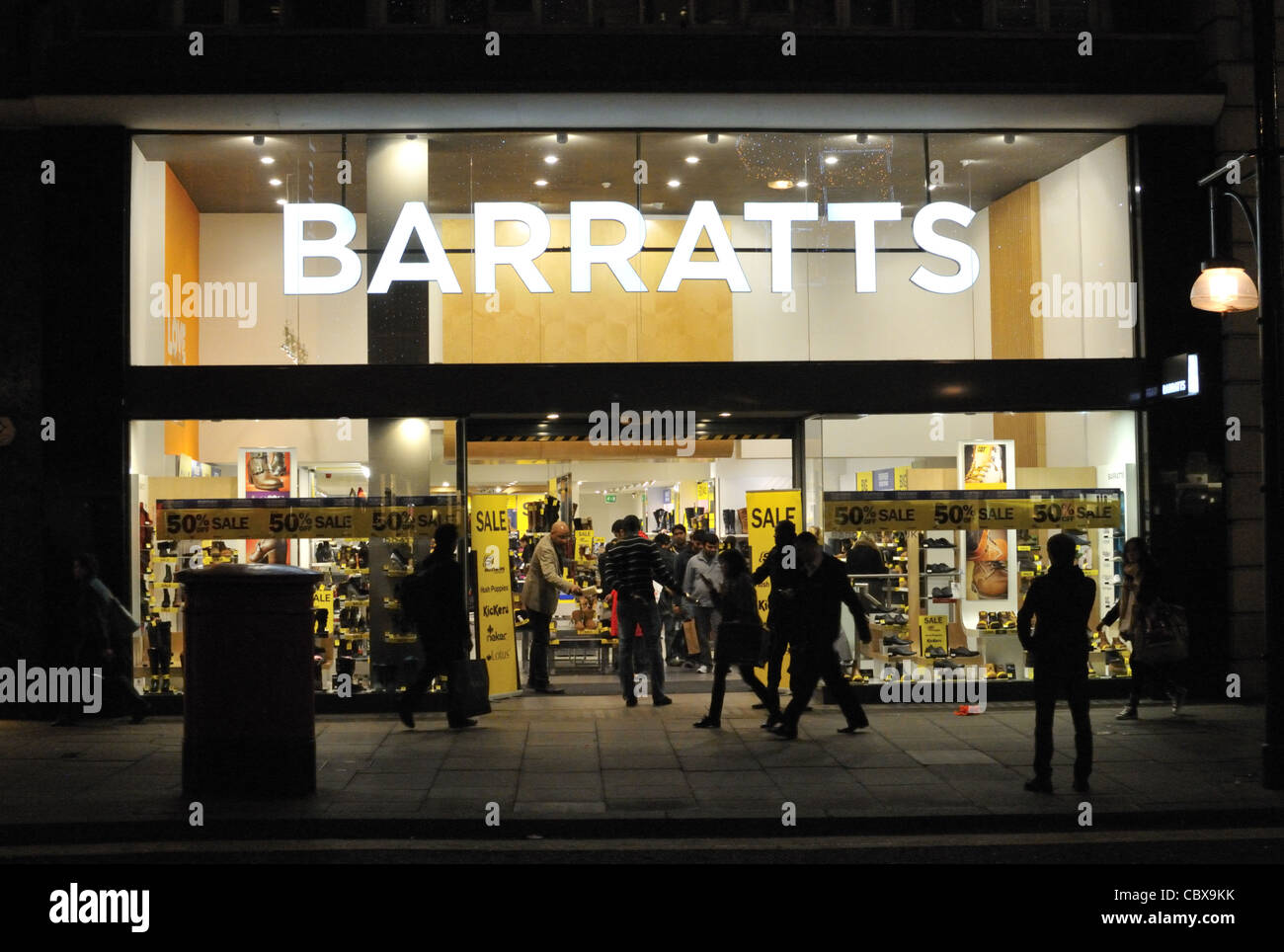 Magasin de chaussures Barratts sur Oxford Street, Londres, Royaume-Uni. Banque D'Images