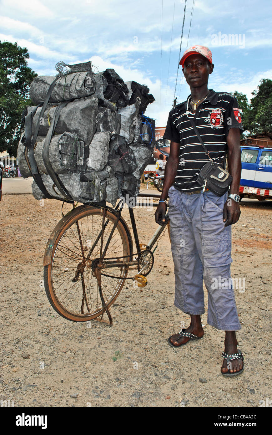 Sacs de charbon sur une bicyclette en Sierra Leone Banque D'Images