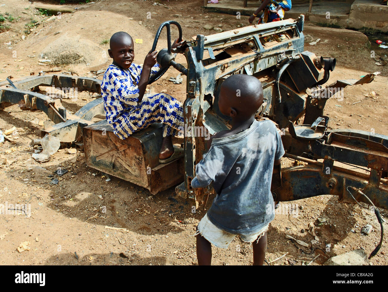 Les enfants jouent dans l'épave d'une voiture, Kabala, Sierra Leone Banque D'Images