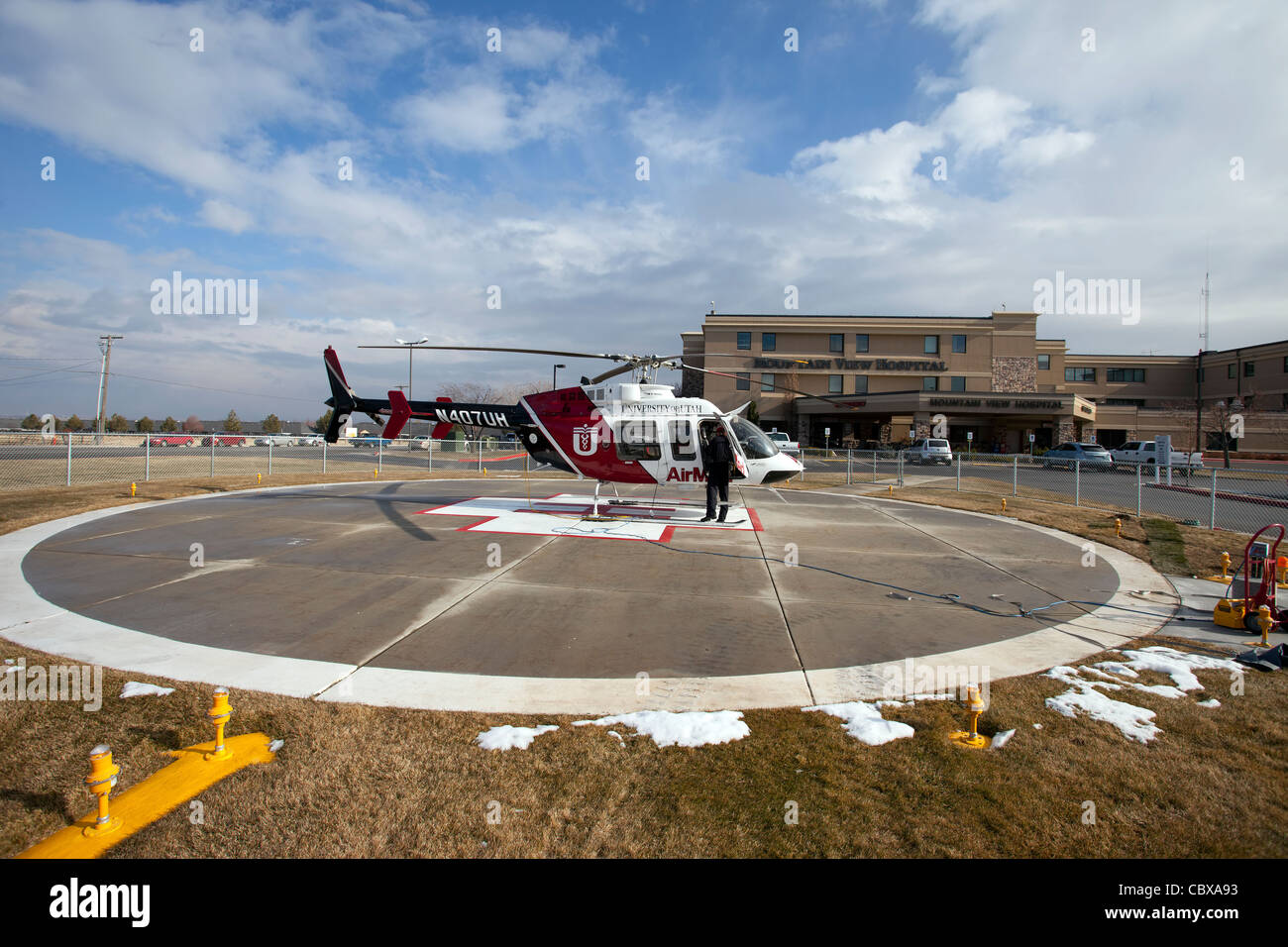 AirMed hélicoptère du Centre médical de l'Université de l'Utah pour pilote de vol d'urgence en face d'un petit hôpital. Banque D'Images