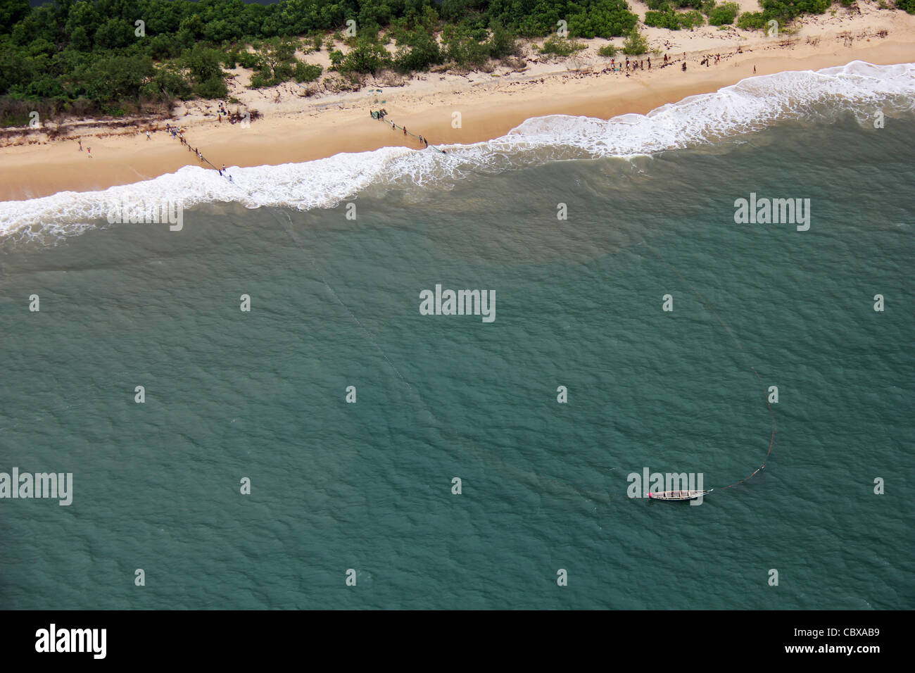 Vue aérienne de l'aide d'un pêcheur à la senne au large d'une plage en Sierra Leone Banque D'Images