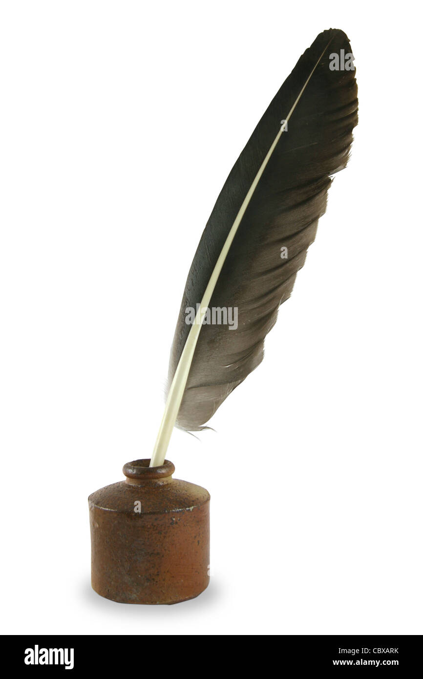 Plume plumes dans un circa 1830 à 1880 bouton grès encrier. Banque D'Images
