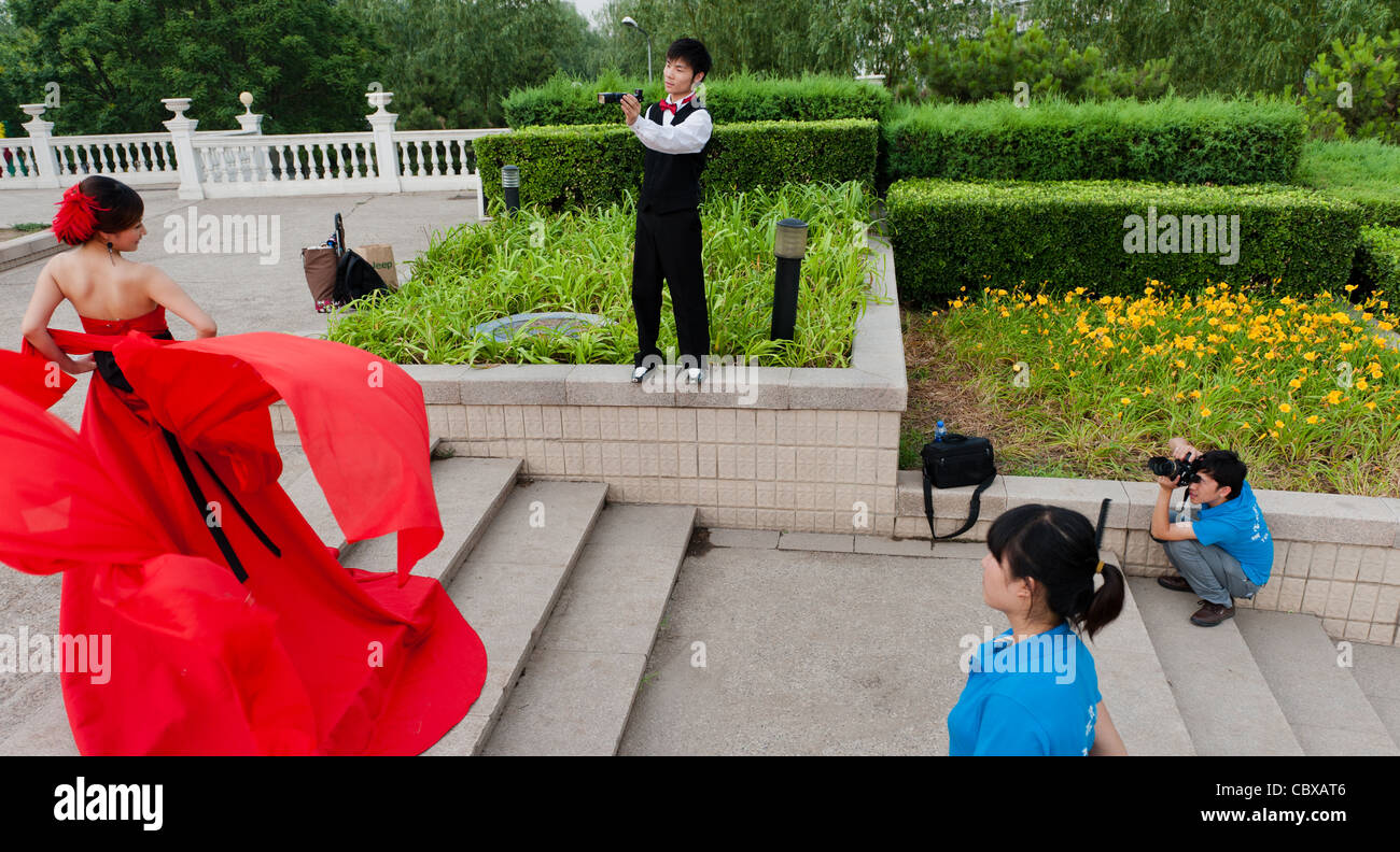 Beijing, Parc de Chaoyang. Séance photo de mariage Banque D'Images
