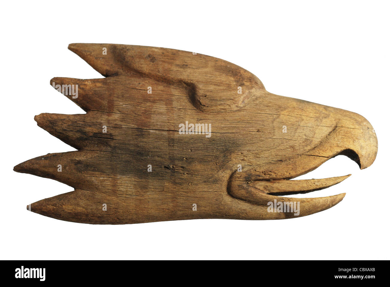 En bois sculpté ancien en détresse eagle head isolated on white Banque D'Images