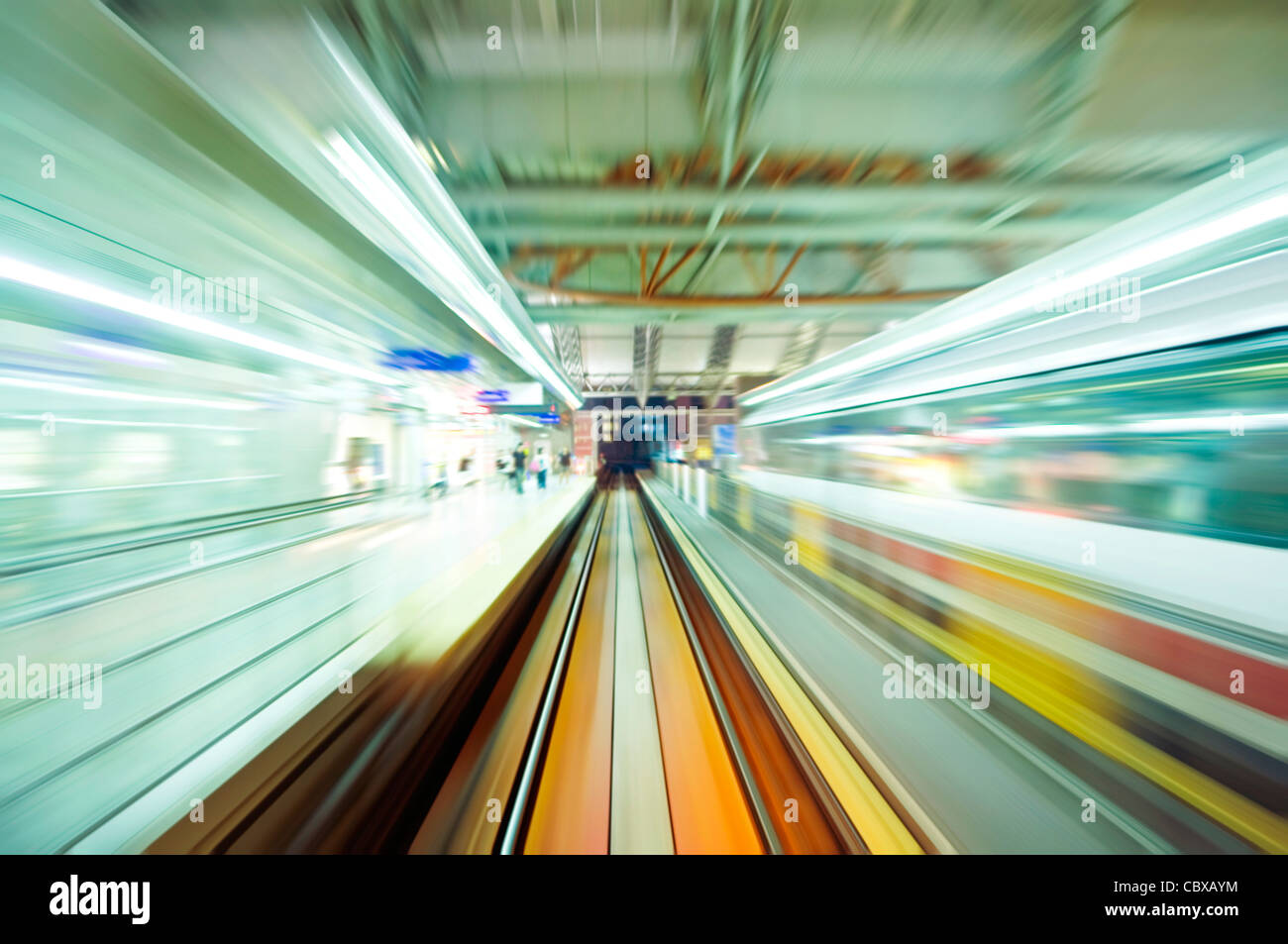 Résumé de fast train station with motion blur Banque D'Images