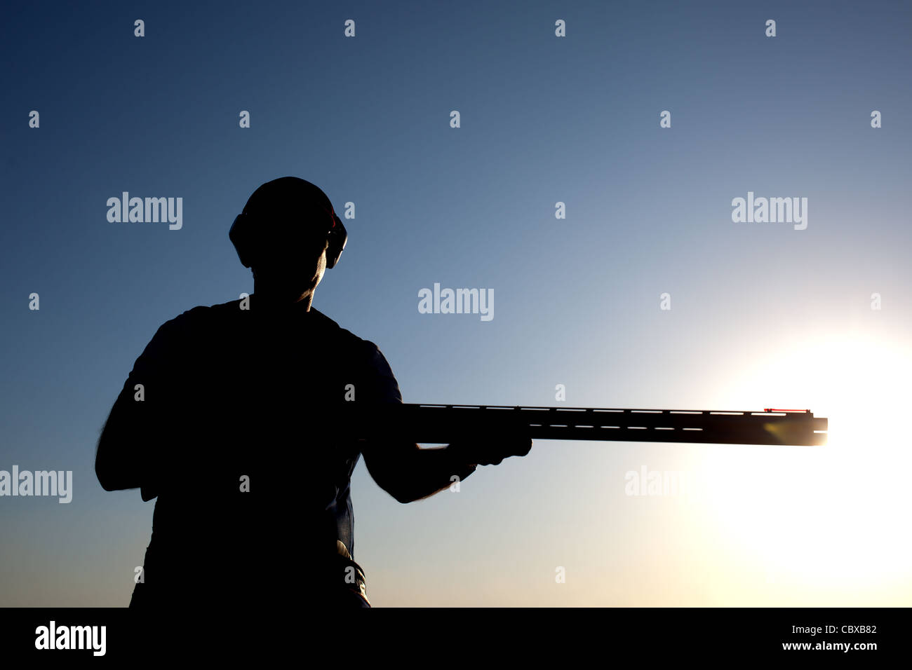 L'homme préparation pour le tir avec son fusil d'ossature Banque D'Images