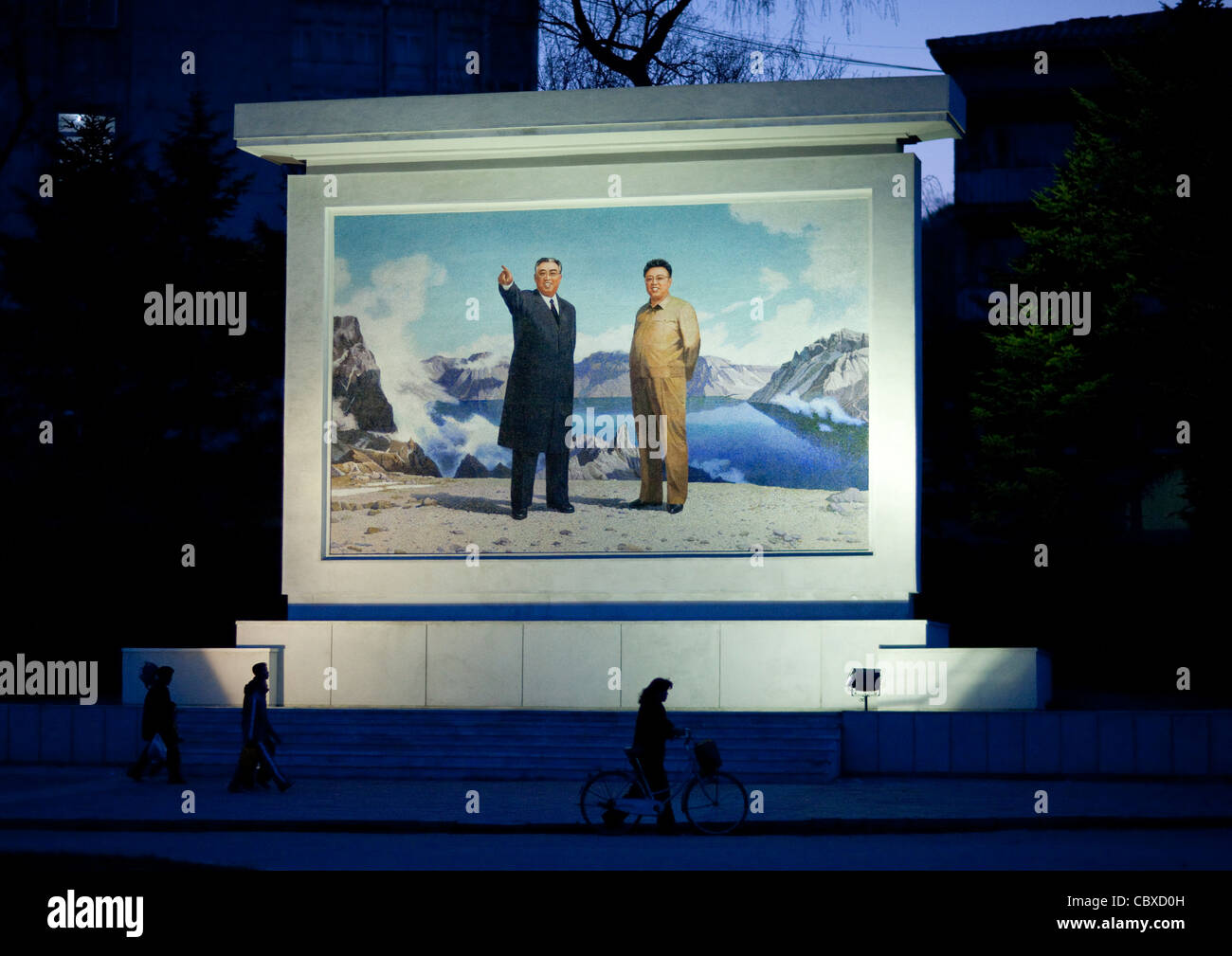 KIM IL SUNG ET KIM Jong IL SUR UNE fresque de propagande, Wonsan, LA CORÉE DU NORD Banque D'Images