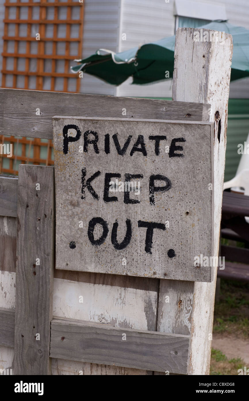 Inscription peinte à la main, 'Private Garder hors'. Caravane. Happisburgh, Norfolk. Banque D'Images