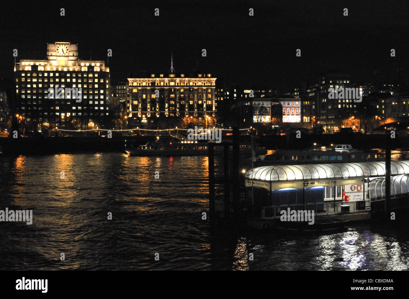 Voir l'hôtel de Savoie à travers Tamise, Londres. Banque D'Images