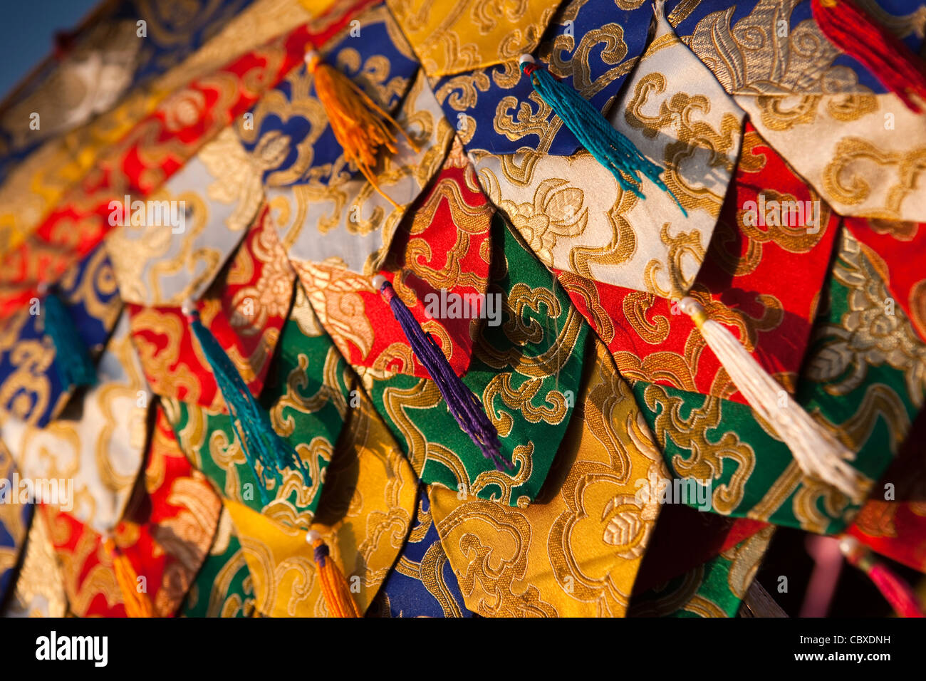 L'Inde, le Bihar, Bodhgaya, marché tibétain, colouful textiles temple bouddhiste Banque D'Images