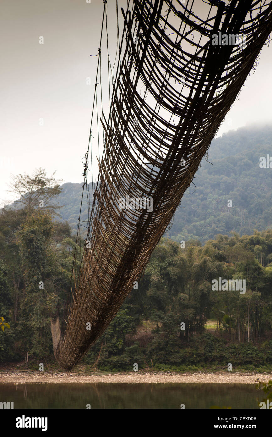 L'Inde, de l'Arunachal Pradesh, le long, Podbi, vieux pont suspendu sur la rivière Siang construit à partir de matériaux naturels Banque D'Images