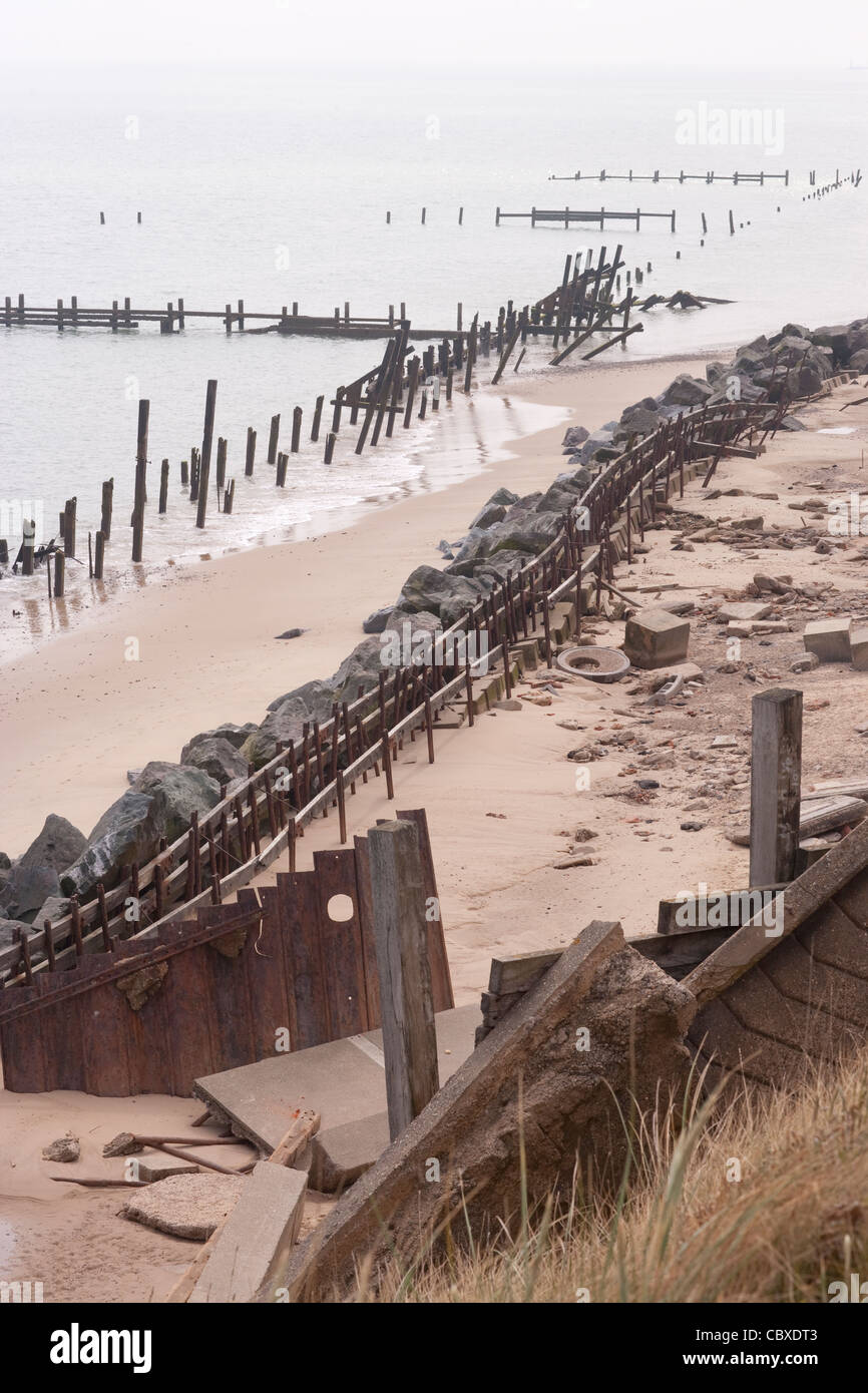 Happisburgh beach, North Norfolk. Montrant les lignes de défense successives brakewater ; bois, roches importées et le métal des éperons. Banque D'Images