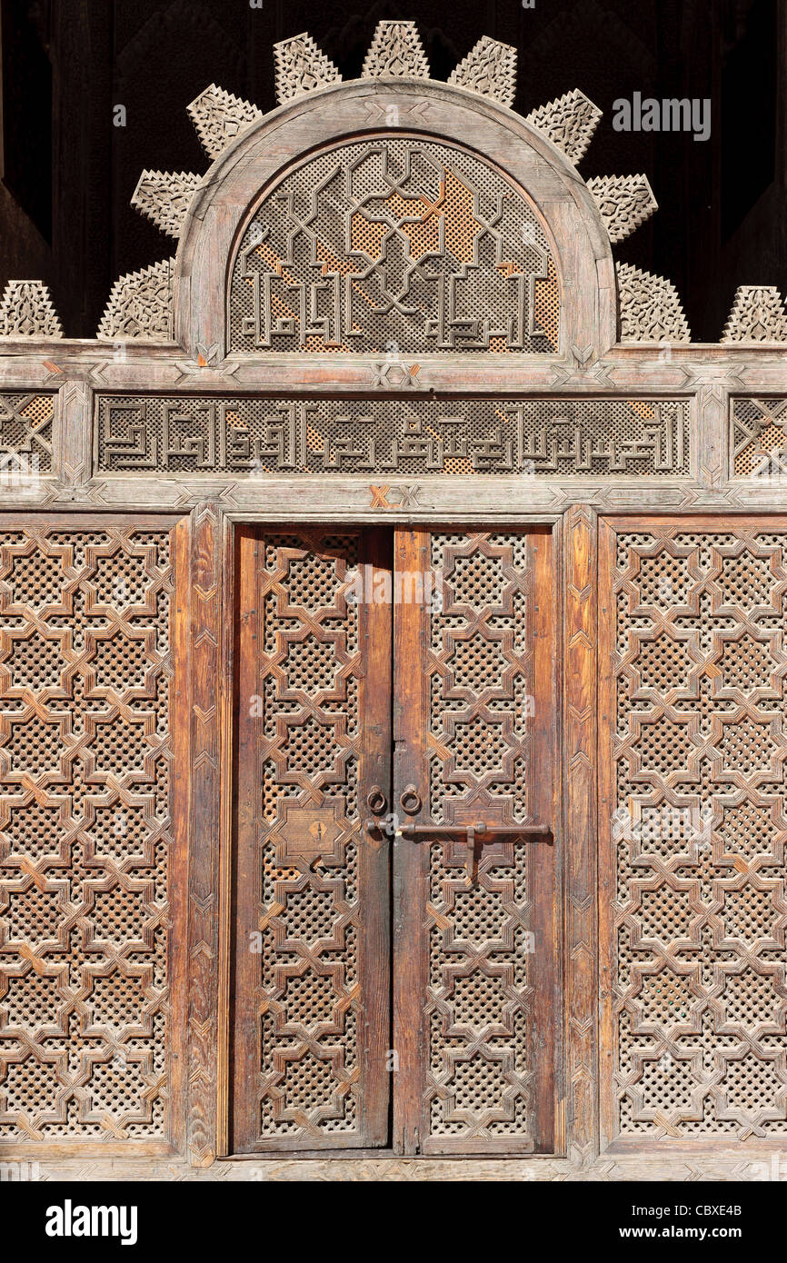 Une porte dans 'Ali Ben' Youssuf Madressa (école coranique) à Marrakech. Le Maroc. Banque D'Images