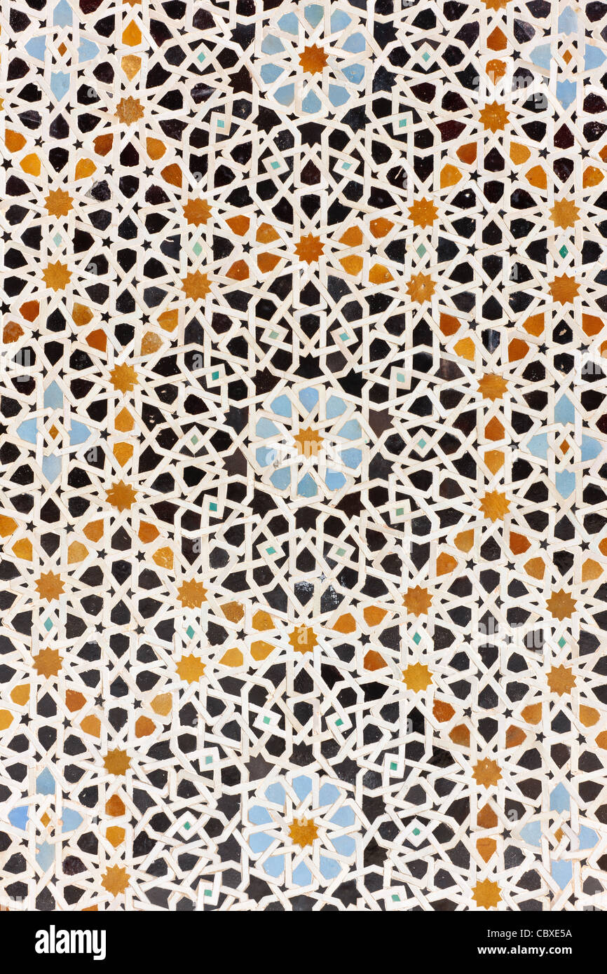 Carreaux de mosaïque dans l'arabe Ben Youssef Madressa. Marrakech, Maroc. Banque D'Images