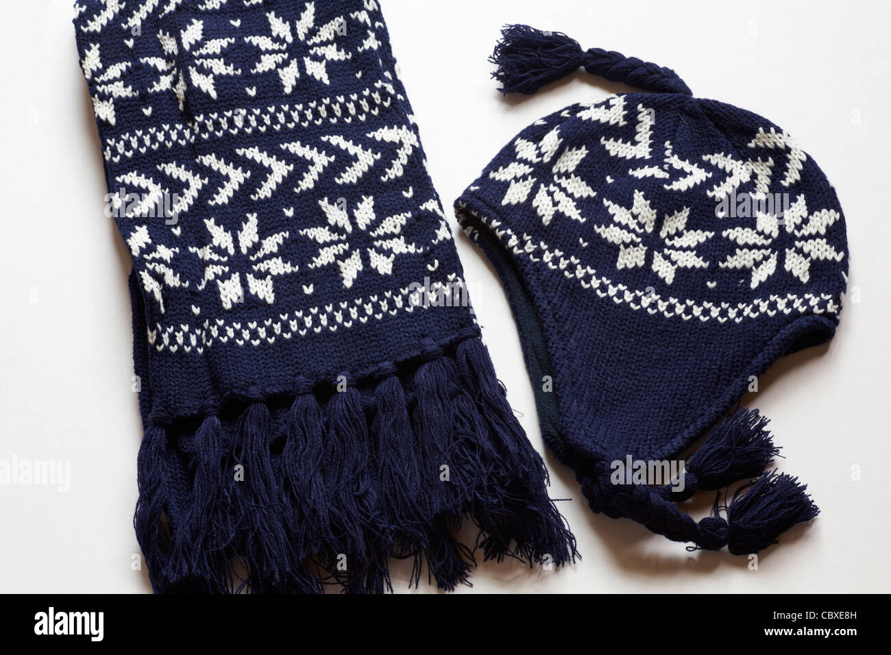 Le bleu marine et blanc à motifs fairisle foulard et chapeau sur fond blanc Banque D'Images