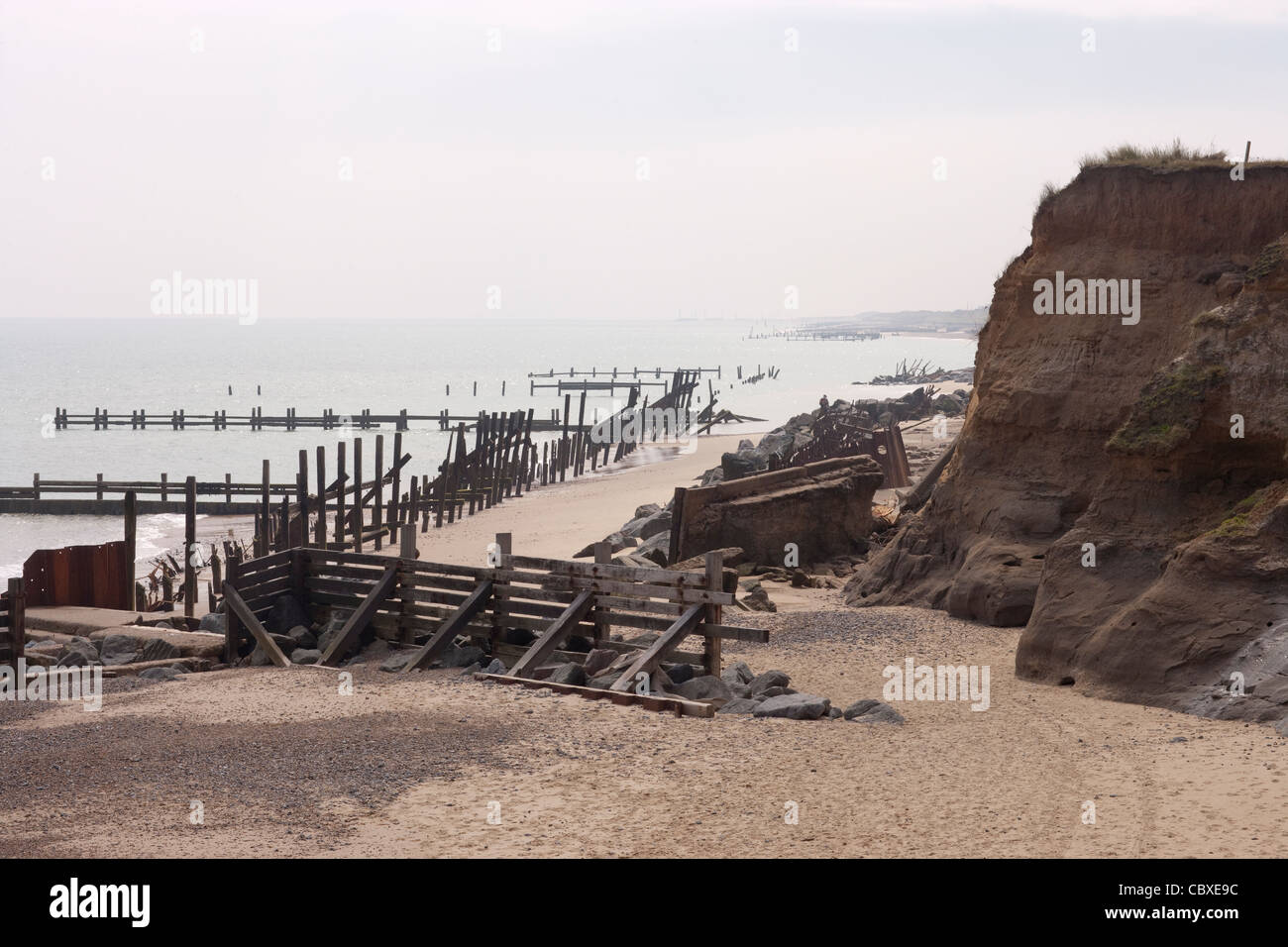 Happisburgh littoral. Le Norfolk. L'East Anglia. Littoral de l'érosion causée par les vagues de martèlement à partir de la mer du Nord. Banque D'Images