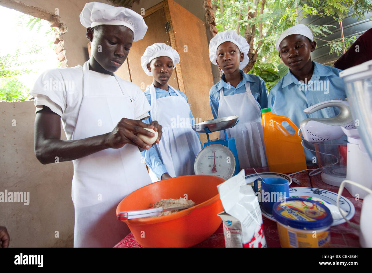 Les élèves fréquentent une classe d'art culinaire dans la région de Morogoro, Tanzanie, Afrique de l'Est. Banque D'Images