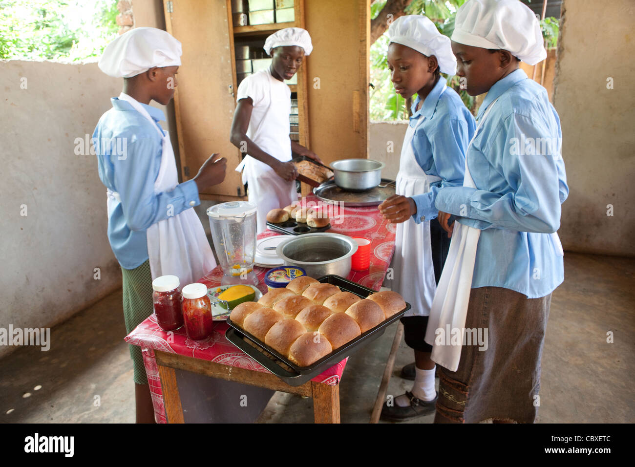 Les élèves fréquentent une classe d'art culinaire dans la région de Morogoro, Tanzanie, Afrique de l'Est. Banque D'Images