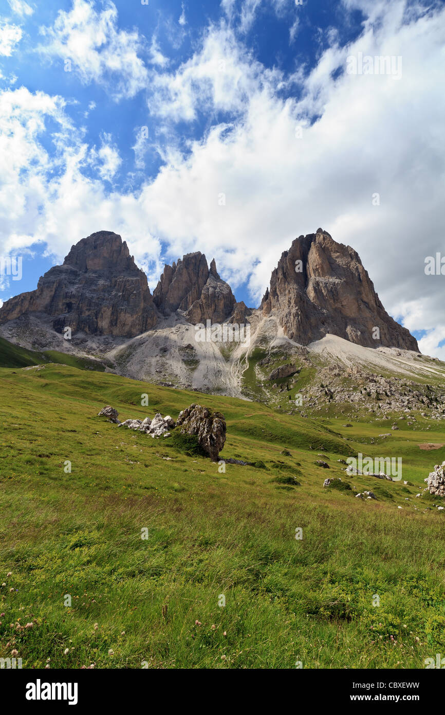 L'été sur le mont Sassolungo à partir de la vallée de Fassa, Dolomites italiennes Banque D'Images