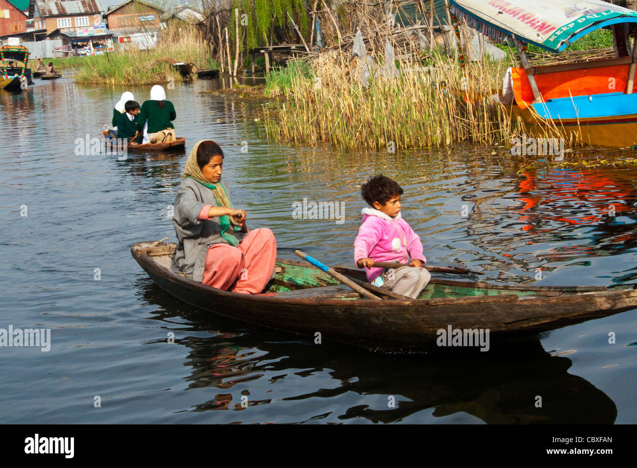 Les canots dans un canal dans le lac Dal Cachemire Banque D'Images