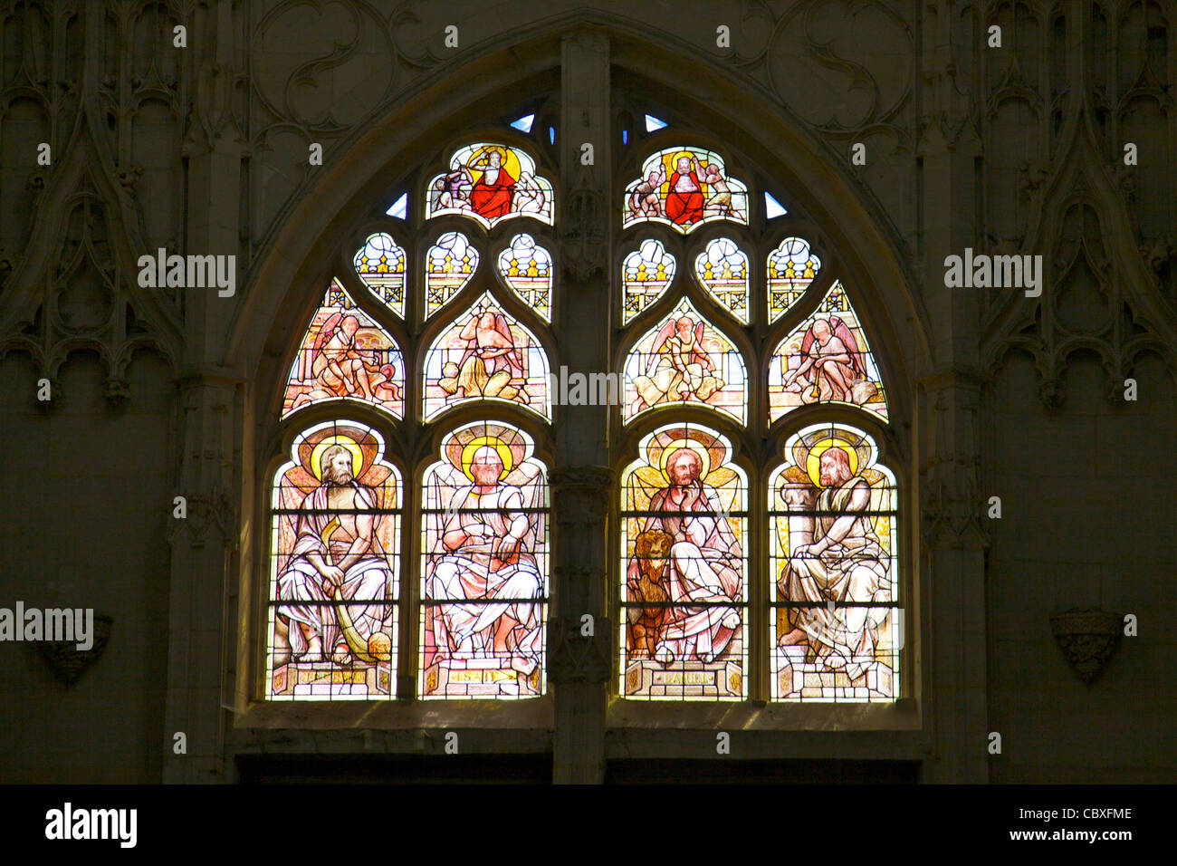 Un vitrail dans la Cathédrale Notre Dame de Senlis, France Banque D'Images