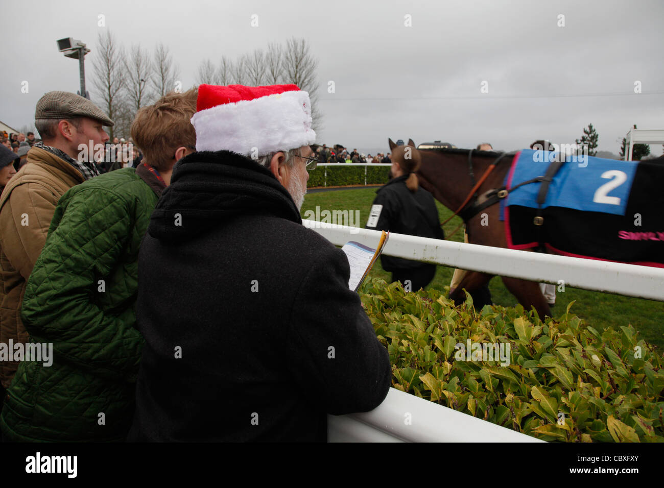 Les visiteurs les paris et l'inspection des chevaux à l'Hippodrome de Wincanton à Somerset, Angleterre, Royaume-Uni Le Boxing Day Banque D'Images