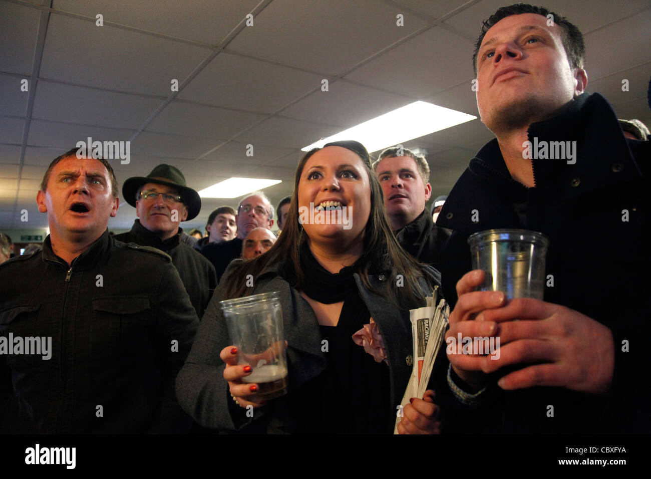 Visiteurs regardant course de chevaux à l'Hippodrome de Wincanton à Somerset, Angleterre, Royaume-Uni Le Boxing Day Banque D'Images