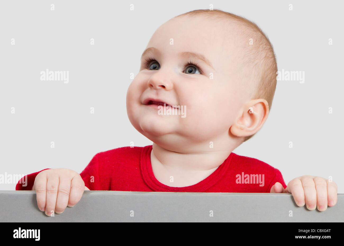 Jeune enfant holding sign. isoler sur fond gris clair Banque D'Images