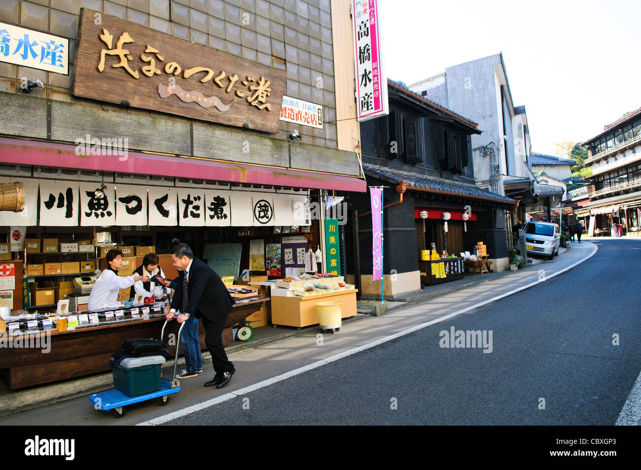 Naritasan Shinshoji Temple magasins Narita Japon // NARITA, Japon — Une rue près du temple Naritasan Shinshoji, bordée de boutiques et restaurants traditionnels. Ce quartier pittoresque, populaire parmi les touristes et les voyageurs avec escales à l'aéroport international de Narita, situé à proximité, offre un aperçu de la culture et de la cuisine japonaises authentiques juste à l'extérieur de Tokyo. Banque D'Images