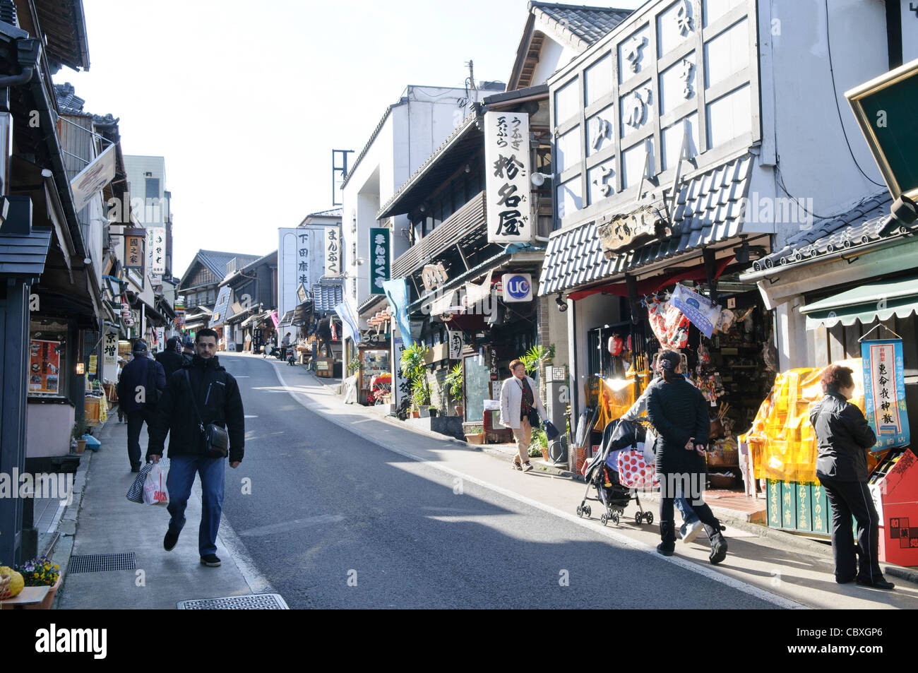 Naritasan Shinshoji Temple Street Narita Japon // NARITA, Japon — Une rue près du temple Naritasan Shinshoji, bordée de boutiques et de restaurants traditionnels. Ce quartier pittoresque, populaire parmi les touristes et les voyageurs avec escales à l'aéroport international de Narita, situé à proximité, offre un aperçu de la culture et de la cuisine japonaises authentiques juste à l'extérieur de Tokyo. Banque D'Images