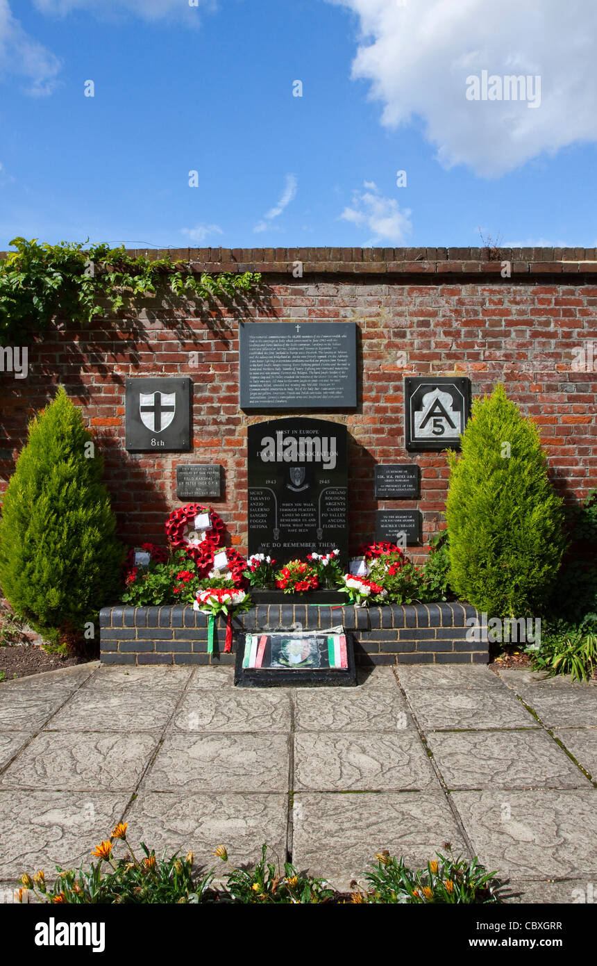 Canterbury UK War Memorial Association Étoile d'Italie, par la rivière Stour dans le Westgate Gardens, Canterbury. Banque D'Images