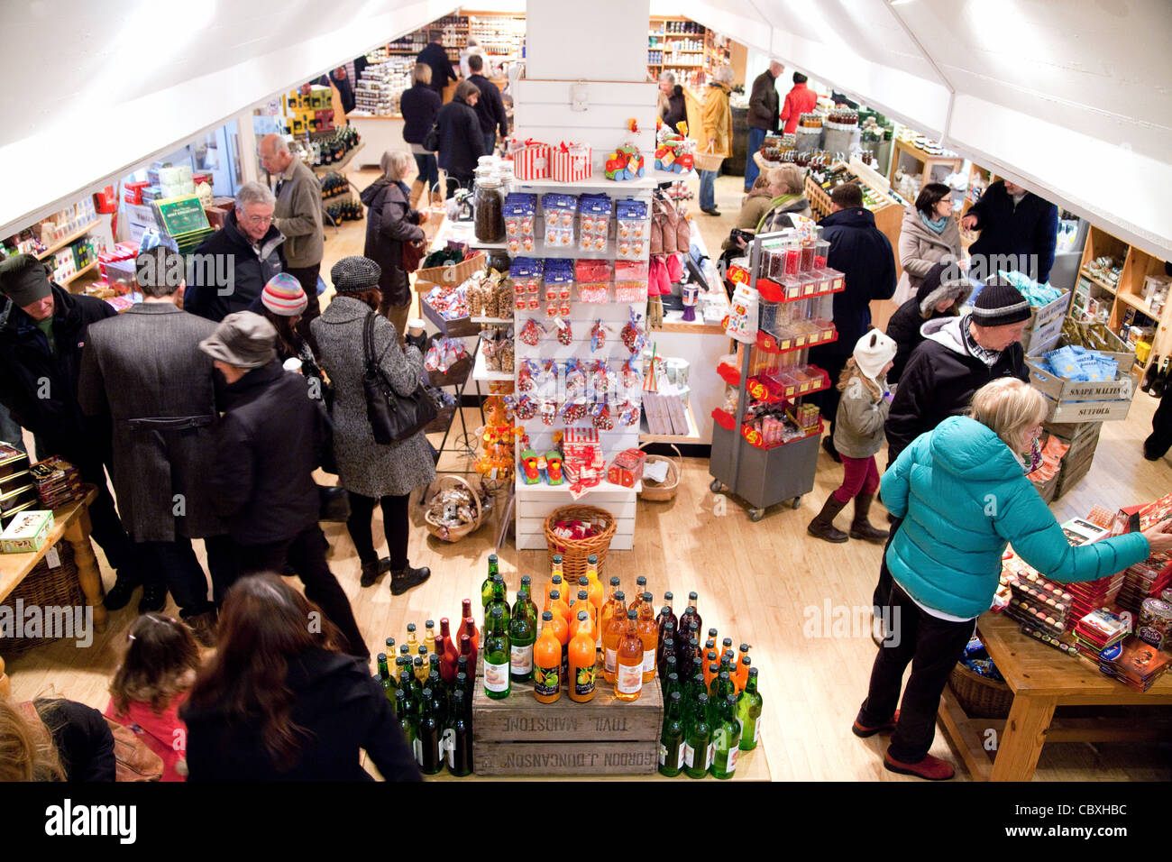 Les clients du shopping au Snape Maltings, Snape, Suffolk UK Banque D'Images