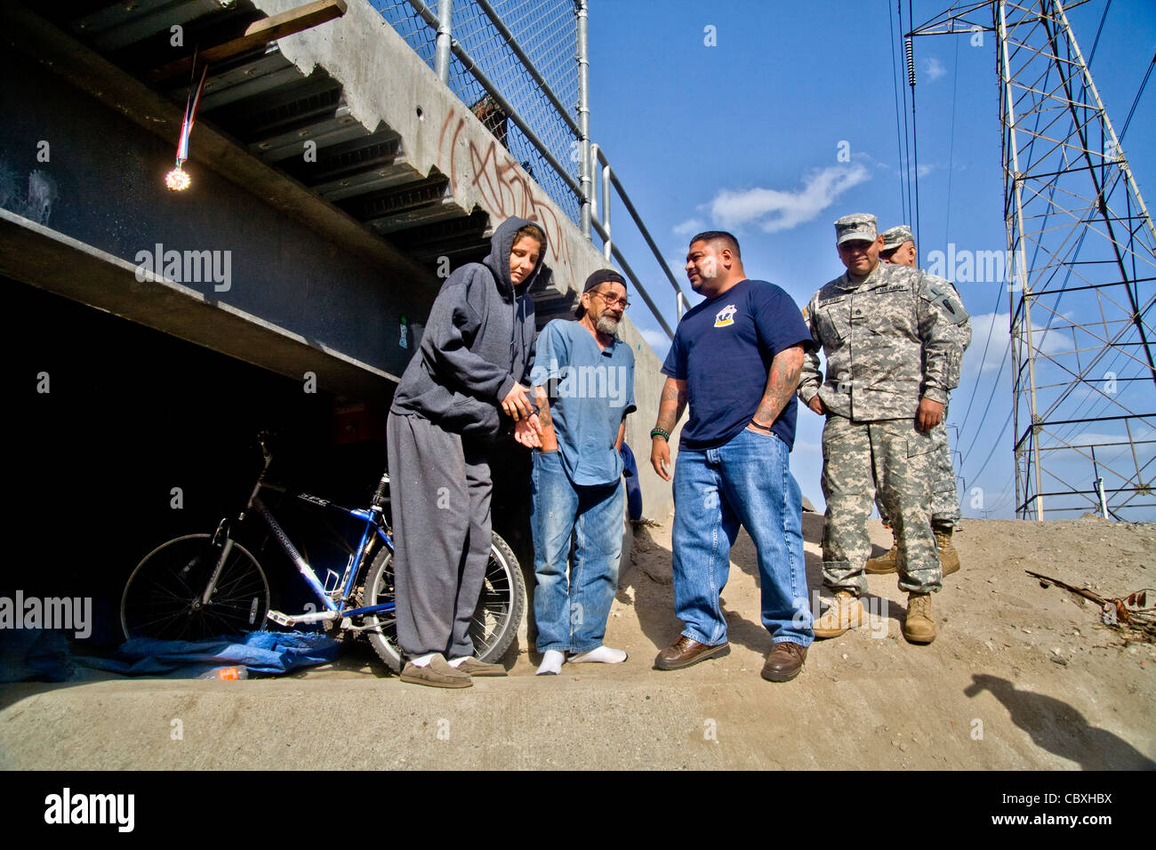 Un fonctionnaire du programme de sensibilisation des chasseurs de bienfaisance de l'EFP accueille un vétéran militaire sans-abri vivent sous un pont de la Californie. Banque D'Images