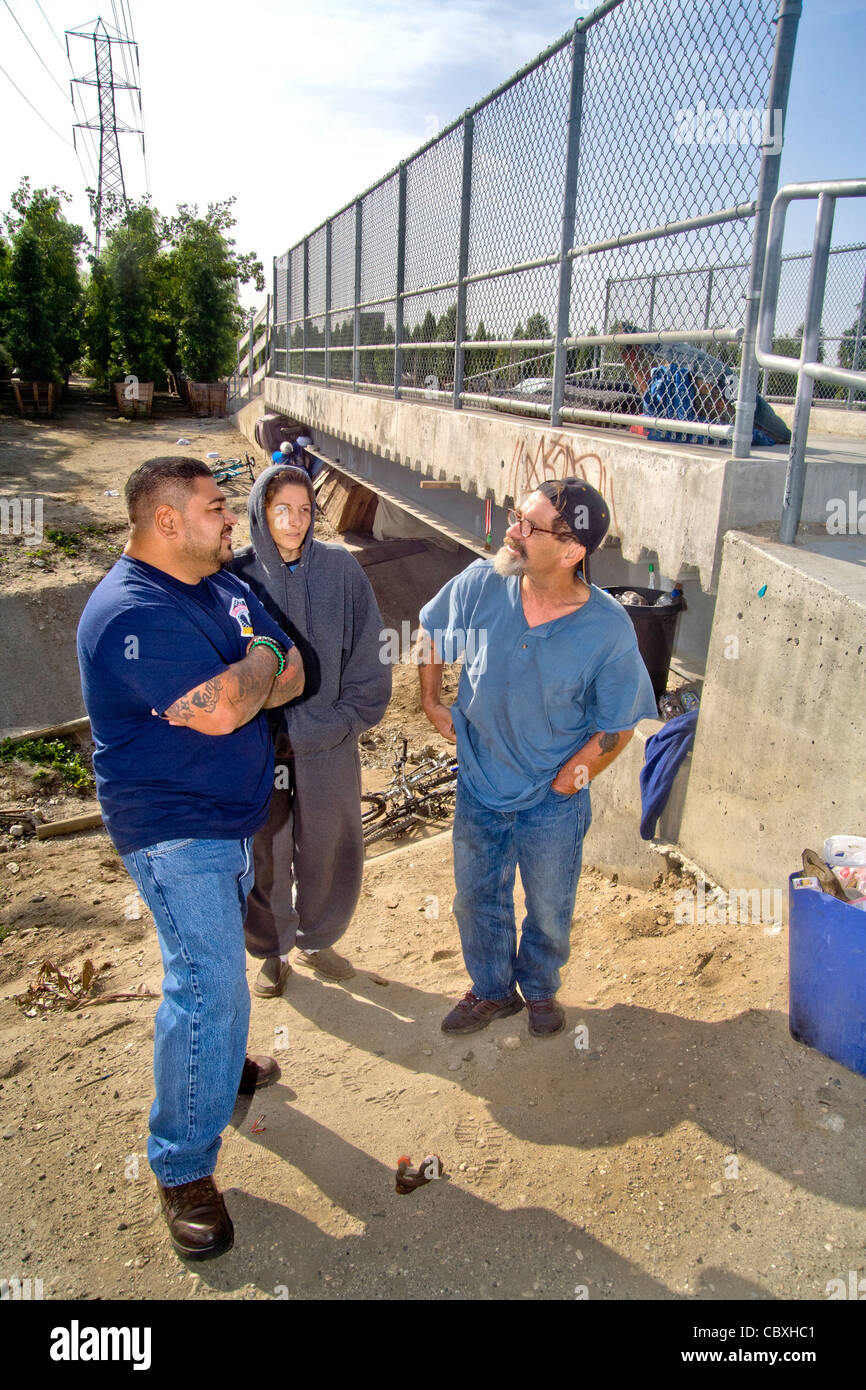 Un fonctionnaire du programme de sensibilisation des chasseurs de bienfaisance de l'EFP accueille un vétéran militaire sans-abri vivent sous un pont de la Californie. Banque D'Images