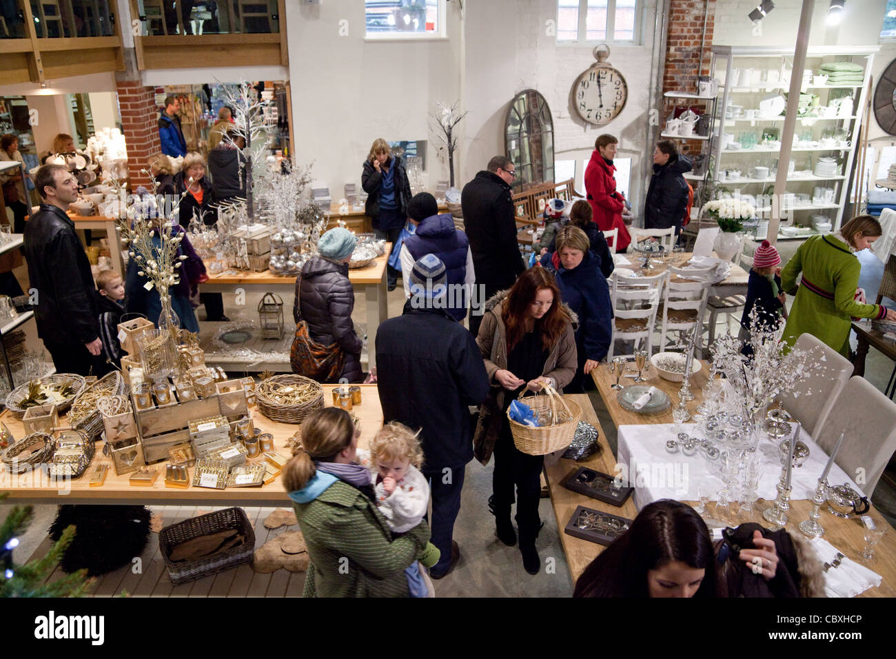 Les clients du shopping au Snape Maltings, Snape, Suffolk UK Banque D'Images