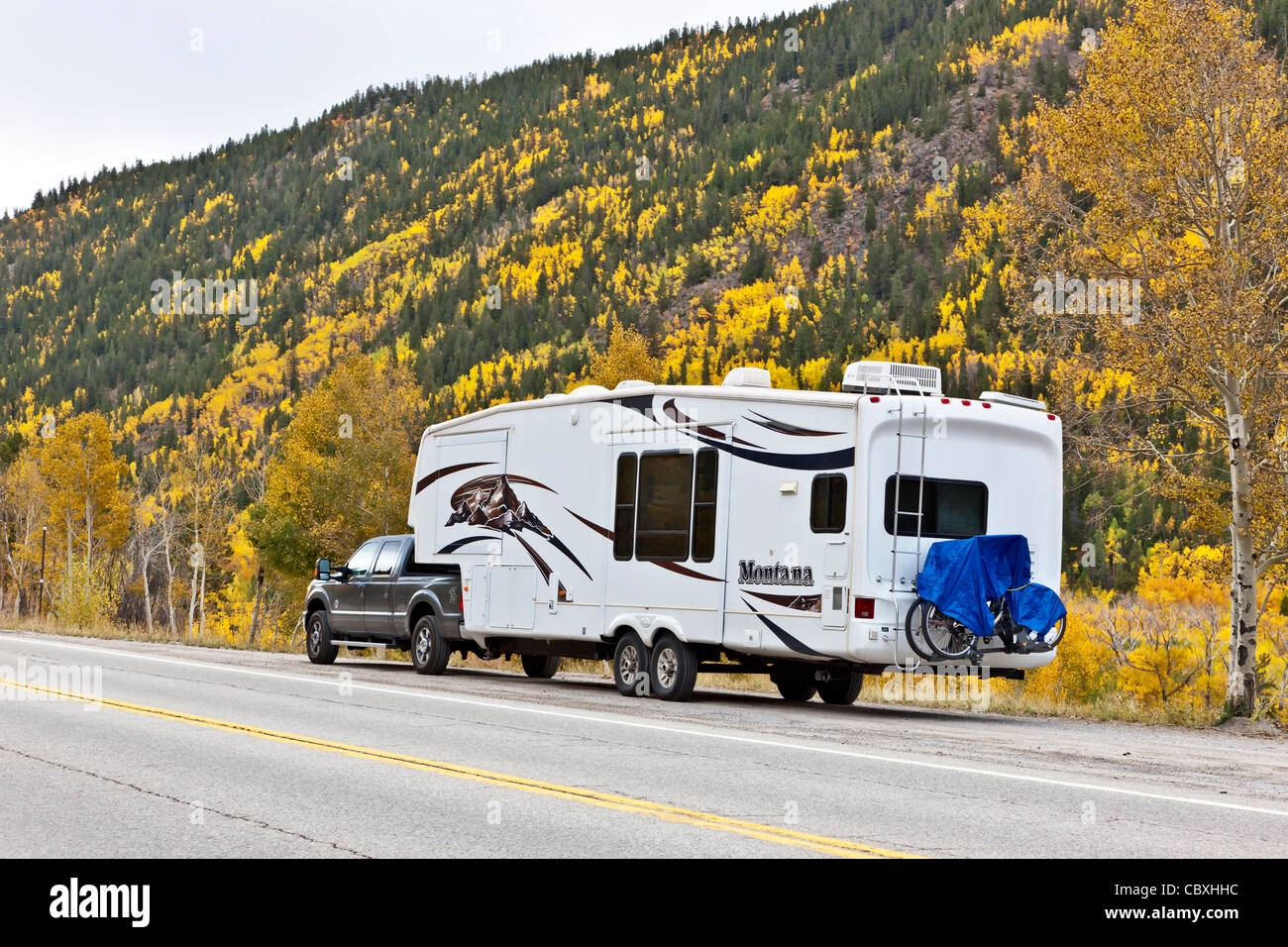 Montana 5ème roue RV, feuillage d'automne. Banque D'Images
