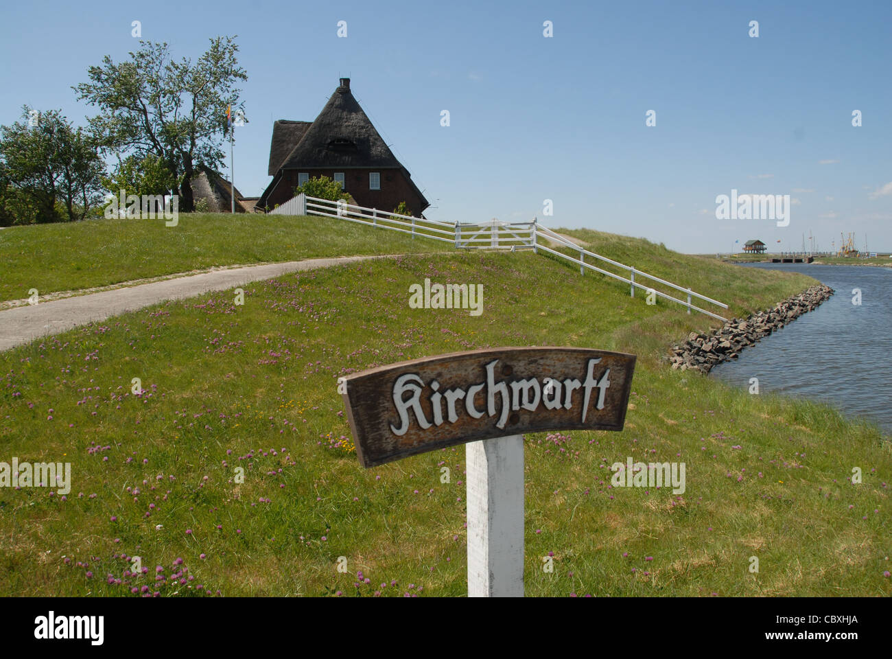 Kirchwarft (église monticule) sur l'île frisonne du nord de Hallig Hooge, dans la mer de wadden, classée au patrimoine mondial de l'UNESCO, dans le nord de l'Allemagne Banque D'Images