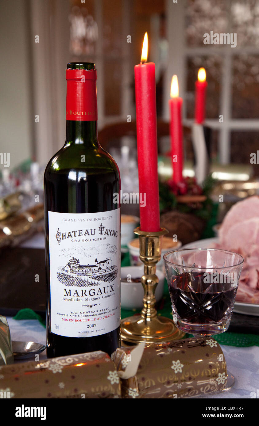 Claret, des bougies et des craquelins sur une table de dîner de Noël, UK Banque D'Images