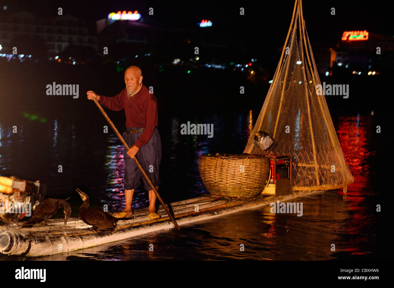 Pêcheur sur le cormorant chinois Li ou rivière Lijiang Yangshuo en Chine la nuit Banque D'Images