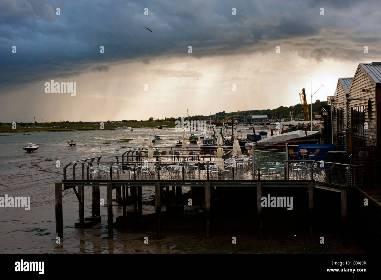 SOUTHEND-ON-SEA, ESSEX, Royaume-Uni - 18 JUIN 2011 : ciel orageux au-dessus de Leigh-on-Sea Banque D'Images